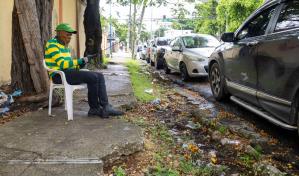 Acera no apta para peatones en la calle Galván