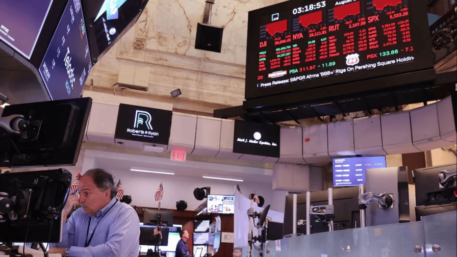 Wall Street al alza tras derrumbe del lunes