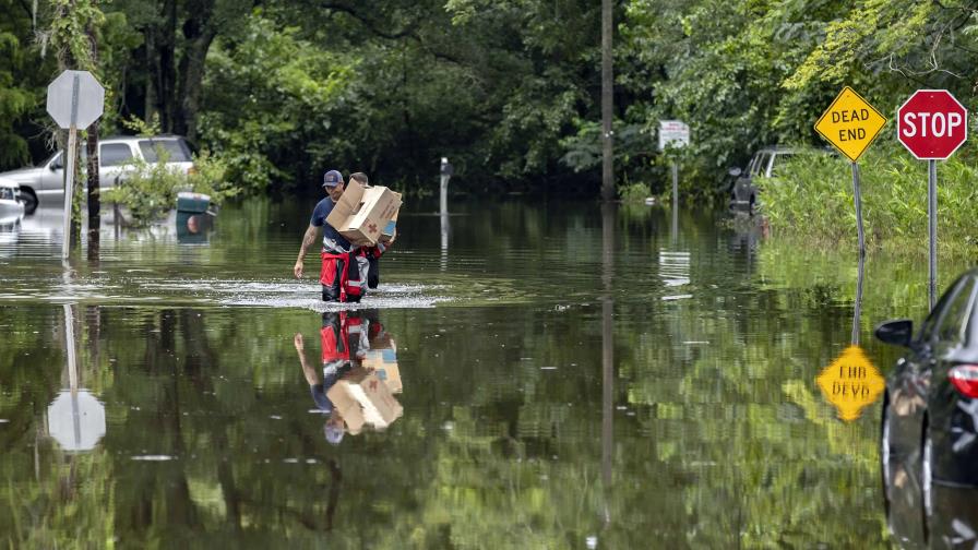 La tormenta tropical Debby pasa por el Atlántico antes de volver a las Carolinas y mirar al norte