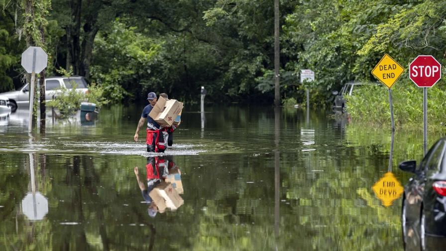 La tormenta Debby se mueve sobre Carolina del Sur y amenaza con inundaciones