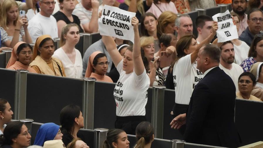 Manifestantes de PETA interrumpen una audiencia del papa y le piden que condene la tauromaquia