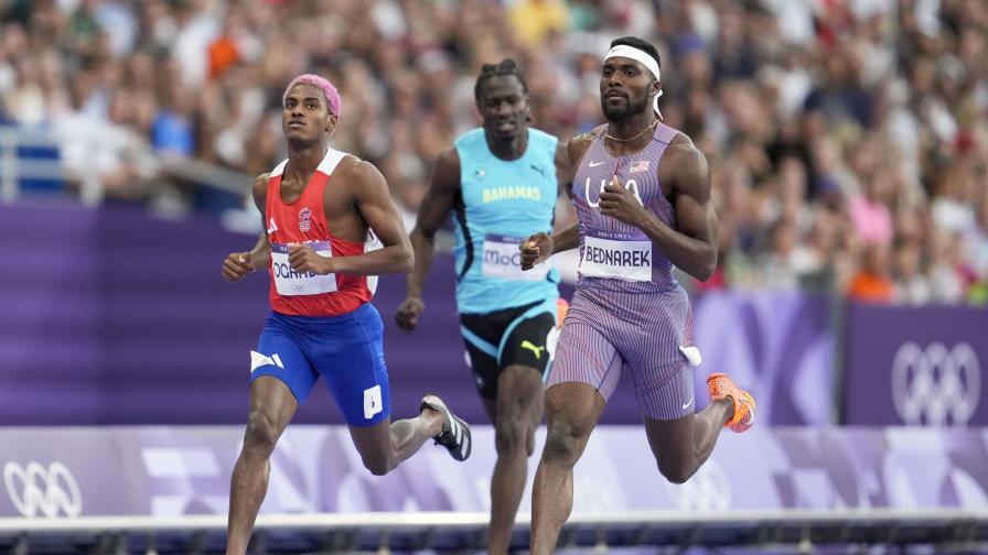 Con su cabello rosado, Ogando llama la atención dentro y fuera de las pistas de atletismo