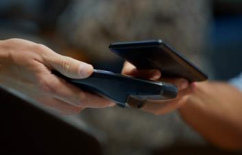 Sector bancario dominicano valora implementación de Google Pay y Apple Pay en el país