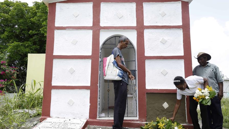 Sepultan los restos del profesor ultimado a machetazos por un vecino en Sabana Perdida