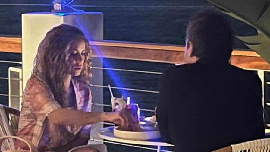 ¿Nueva pareja? Shakira es captada cenando con un hombre misterioso