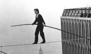 Hoy en la historia: el francés Philippe Petit cruza las Torres Gemelas en una cuerda floja