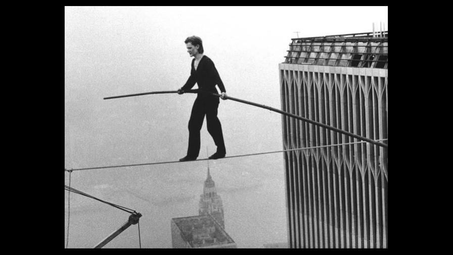 Hoy en la historia: el francés Philippe Petit cruza las Torres Gemelas en una cuerda floja