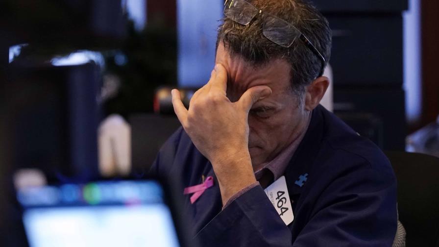 Wall Street cierra en rojo y el efecto rebote tras el caos del lunes se desinfla