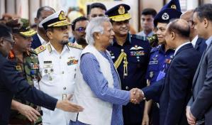 Muhammad Yunus llega a Daca con la promesa de restaurar ‘la ley y el orden’