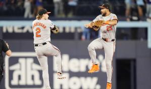 Santander pega 2 jonrones y Holliday añade otro en triunfo de Orioles ante Azulejos