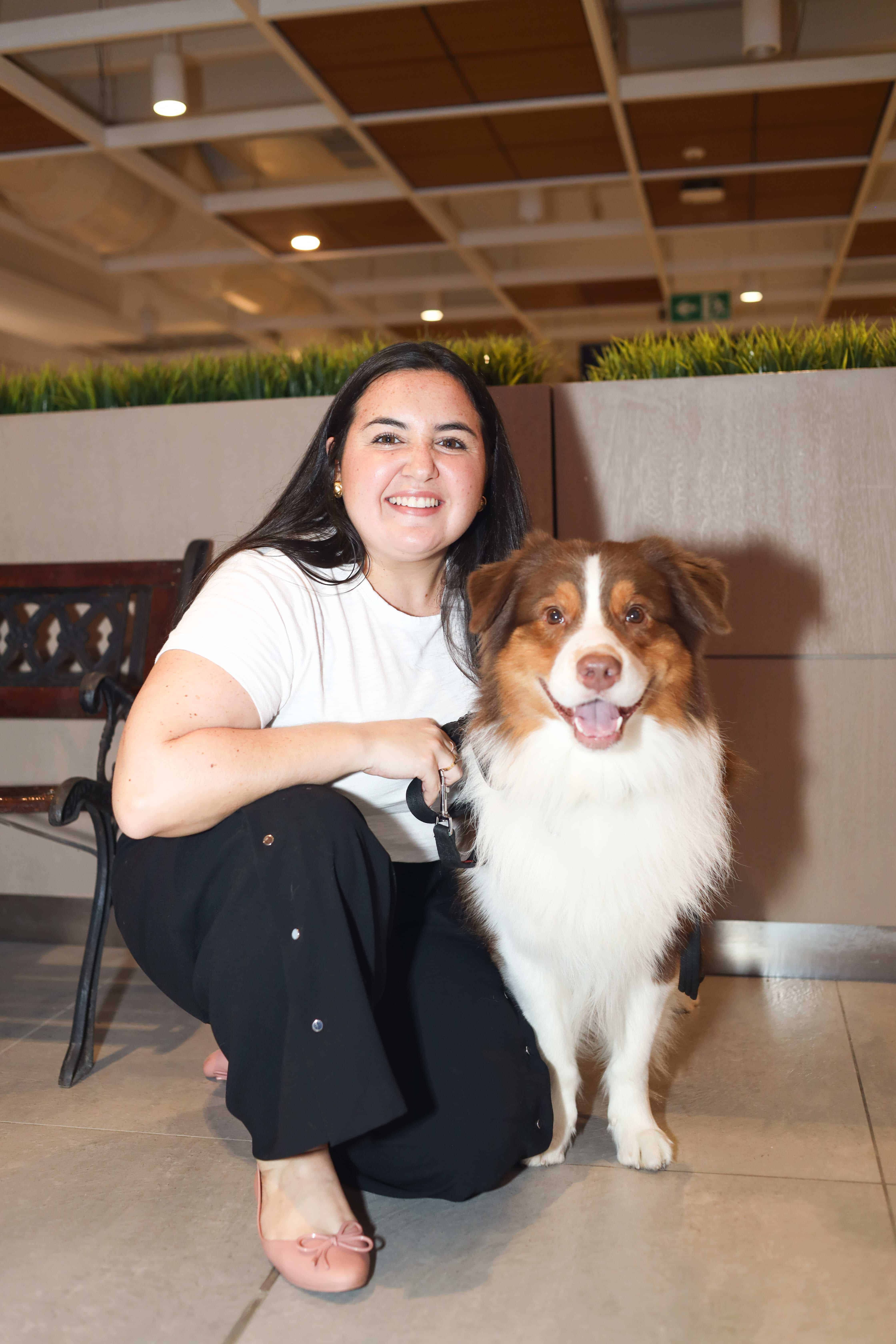 Arlette Jouber y la mascota Polo.