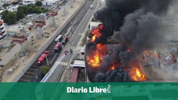 Bomberos siguen extinguiendo el incendio en zona franca de Santiago