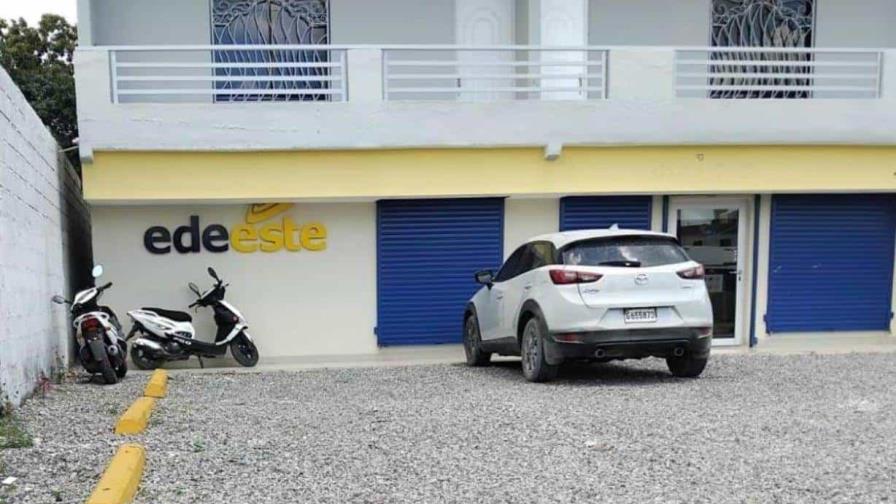 Usuarios denuncian que apagones mantienen en zozobra a la comunidad de La Otra Banda en Higüey