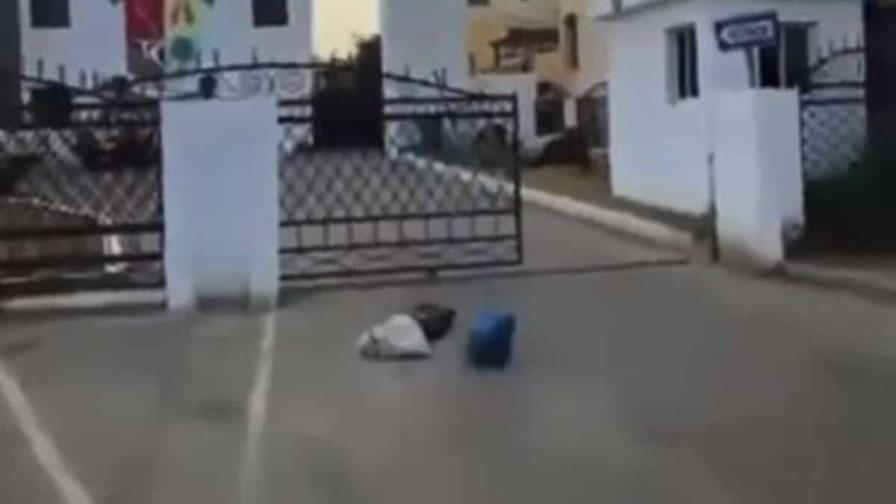 Hombre indignado lanza basura en el ayuntamiento de Hato Mayor porque no la recogen