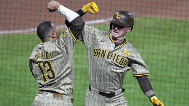 Merrill dispara 2 jonrones y los Padres se sostienen para vencer en la décima a Piratas