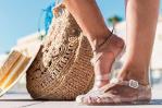 Las cangrejeras, de calzado humilde a zapato del verano por grandes firmas