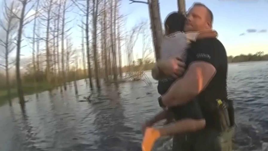 Policía rescata a un niño autista que cayó a un estanque en Florida