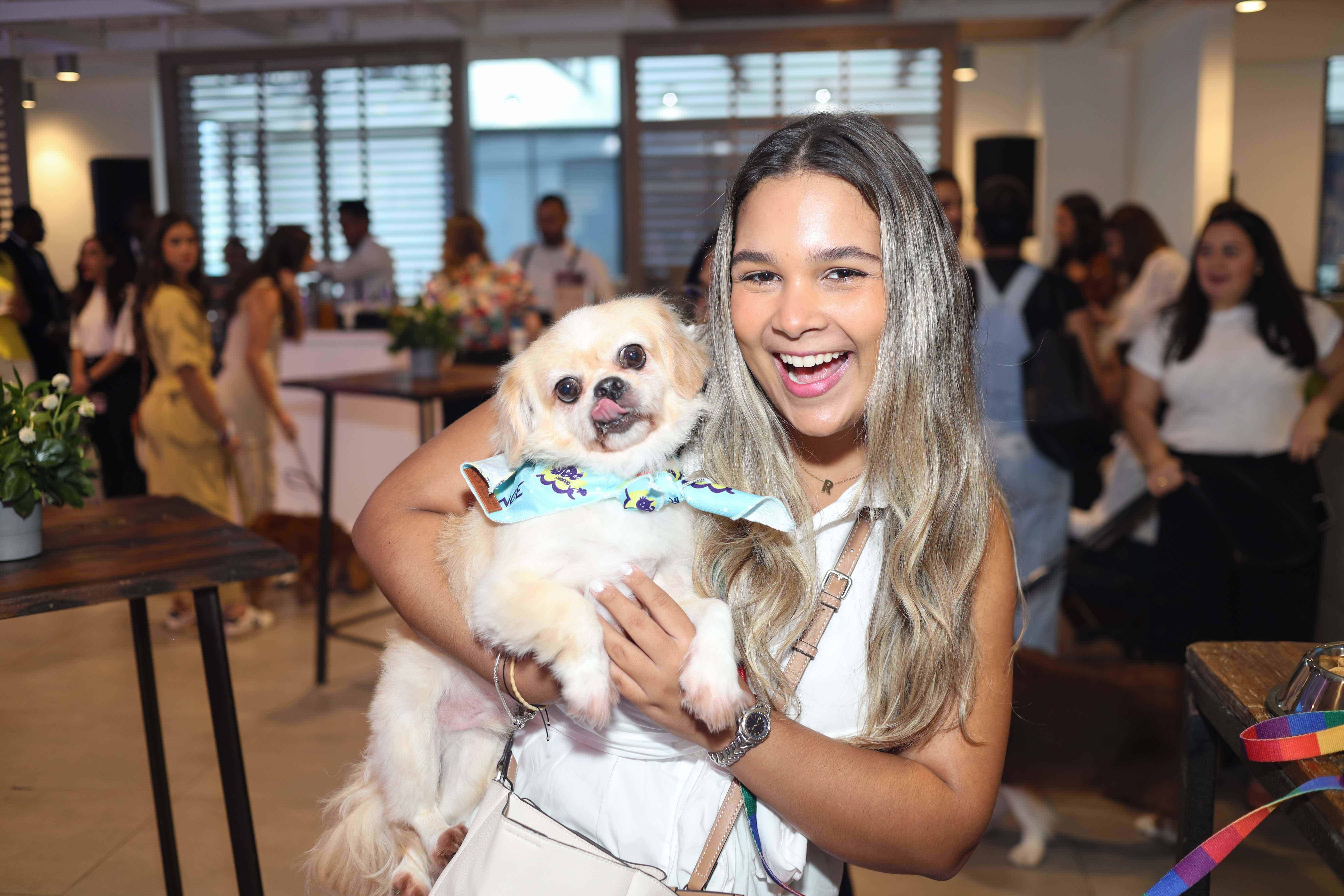 Renata Piantini y la mascota Coco.