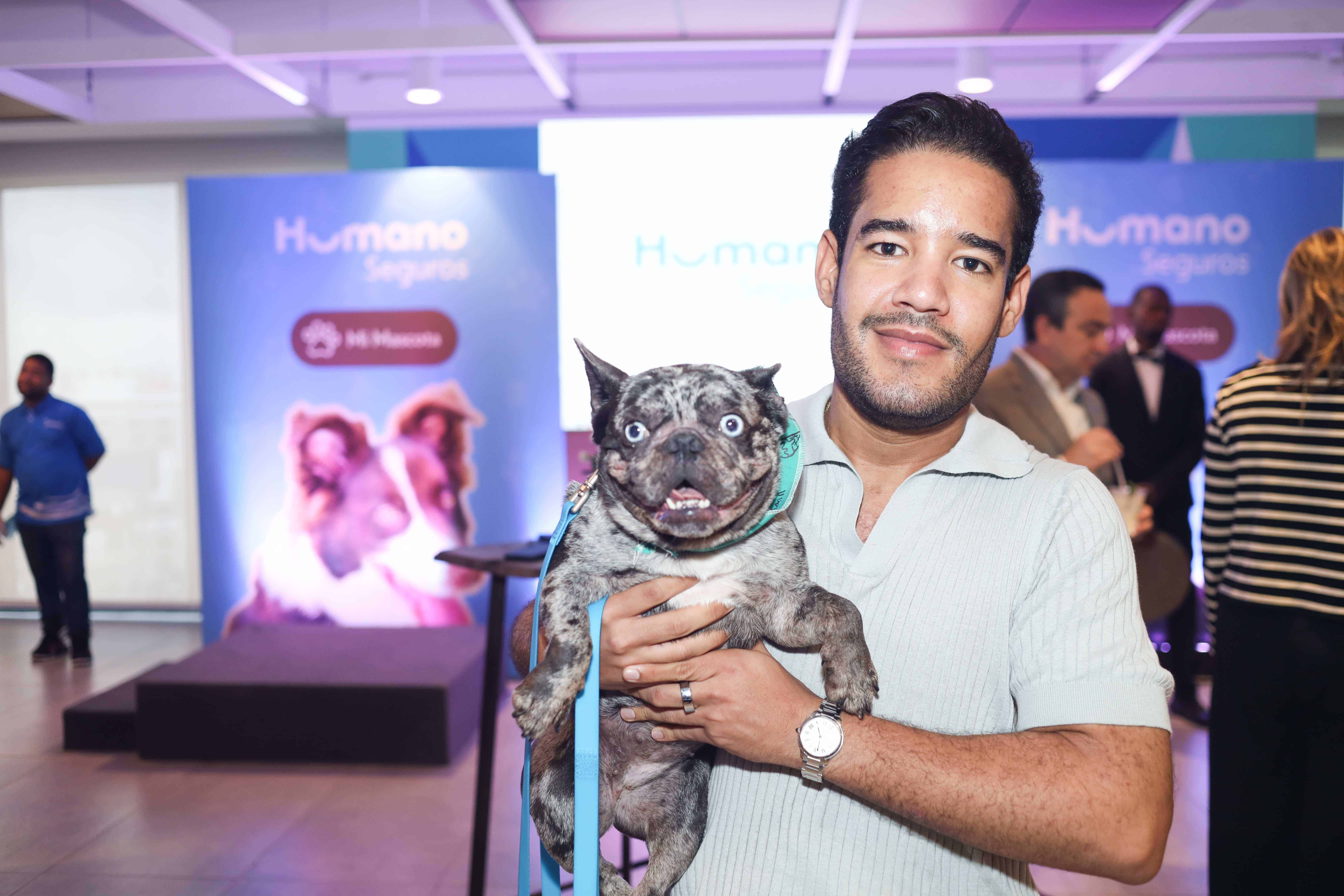 Roberto Rodriguez y la mascota Frozen.