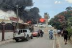 Incendio consume nave industrial de Zona Franca de Santiago