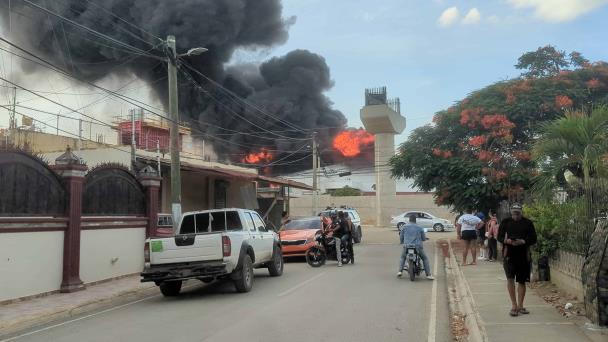 Un incendio consume nave industrial de Zona Franca de Santiago