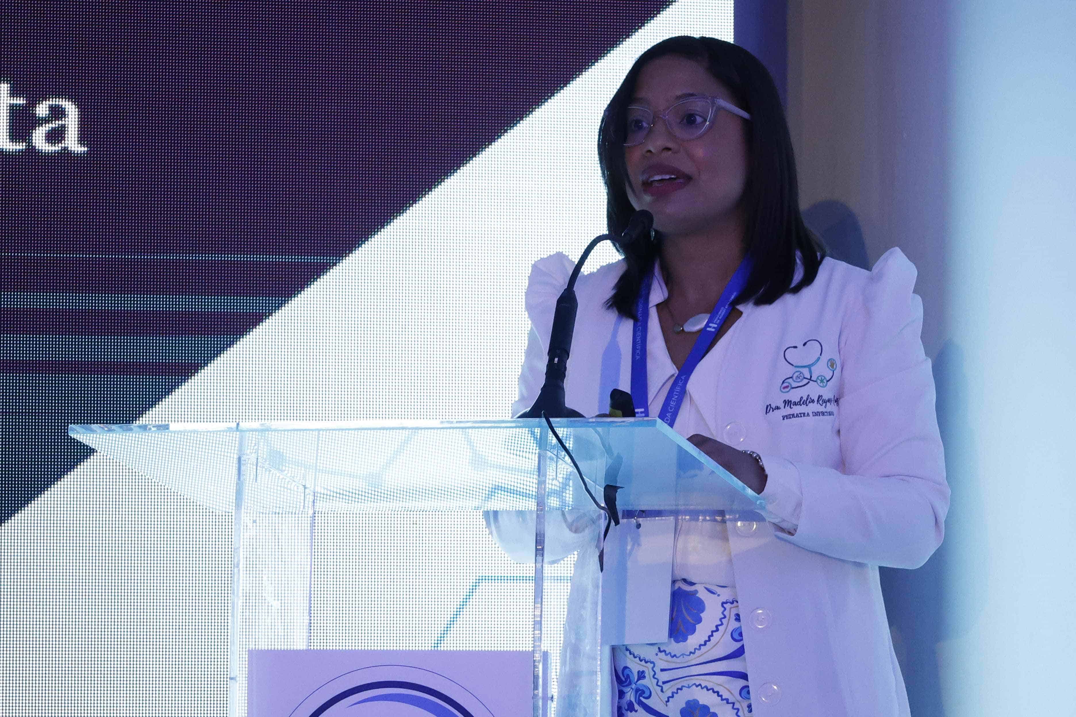 La doctora Madelin Reynoso durante su conferencia.