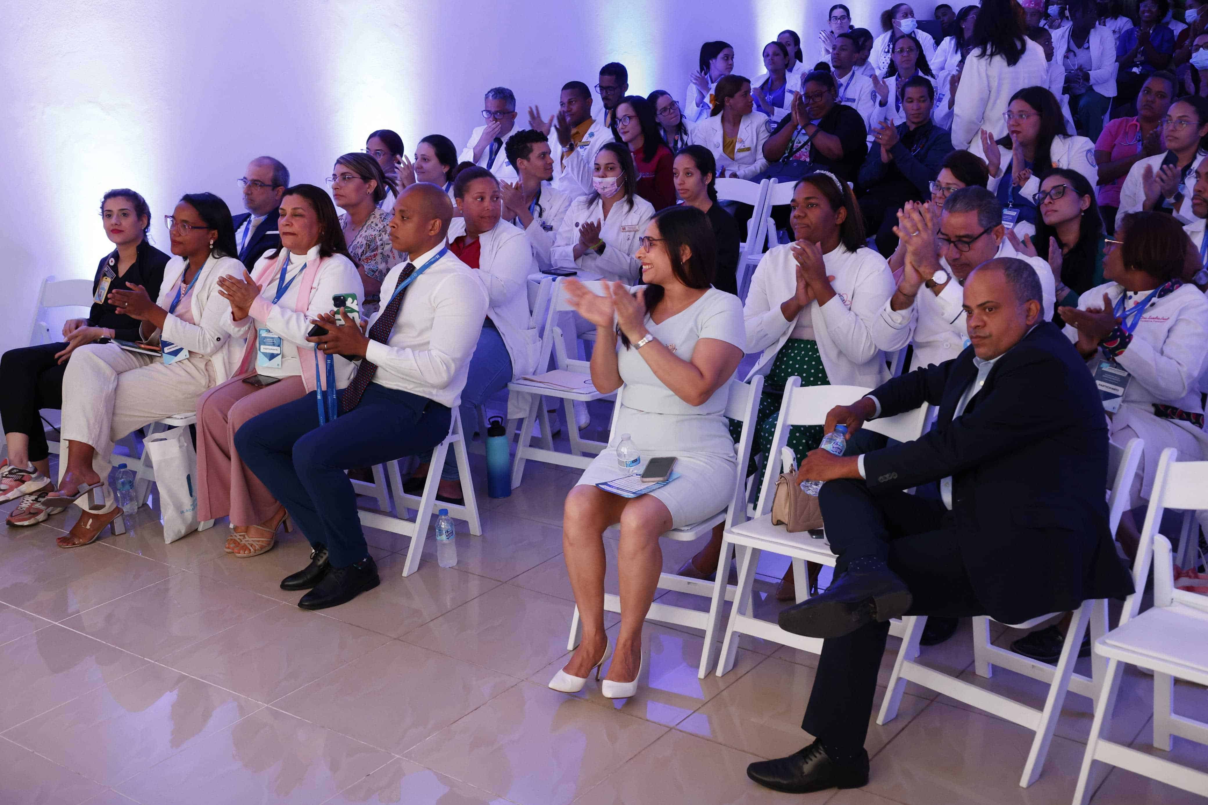 La ctividad contó con la presencial de doctores y otros profesionales del sector de la salud.