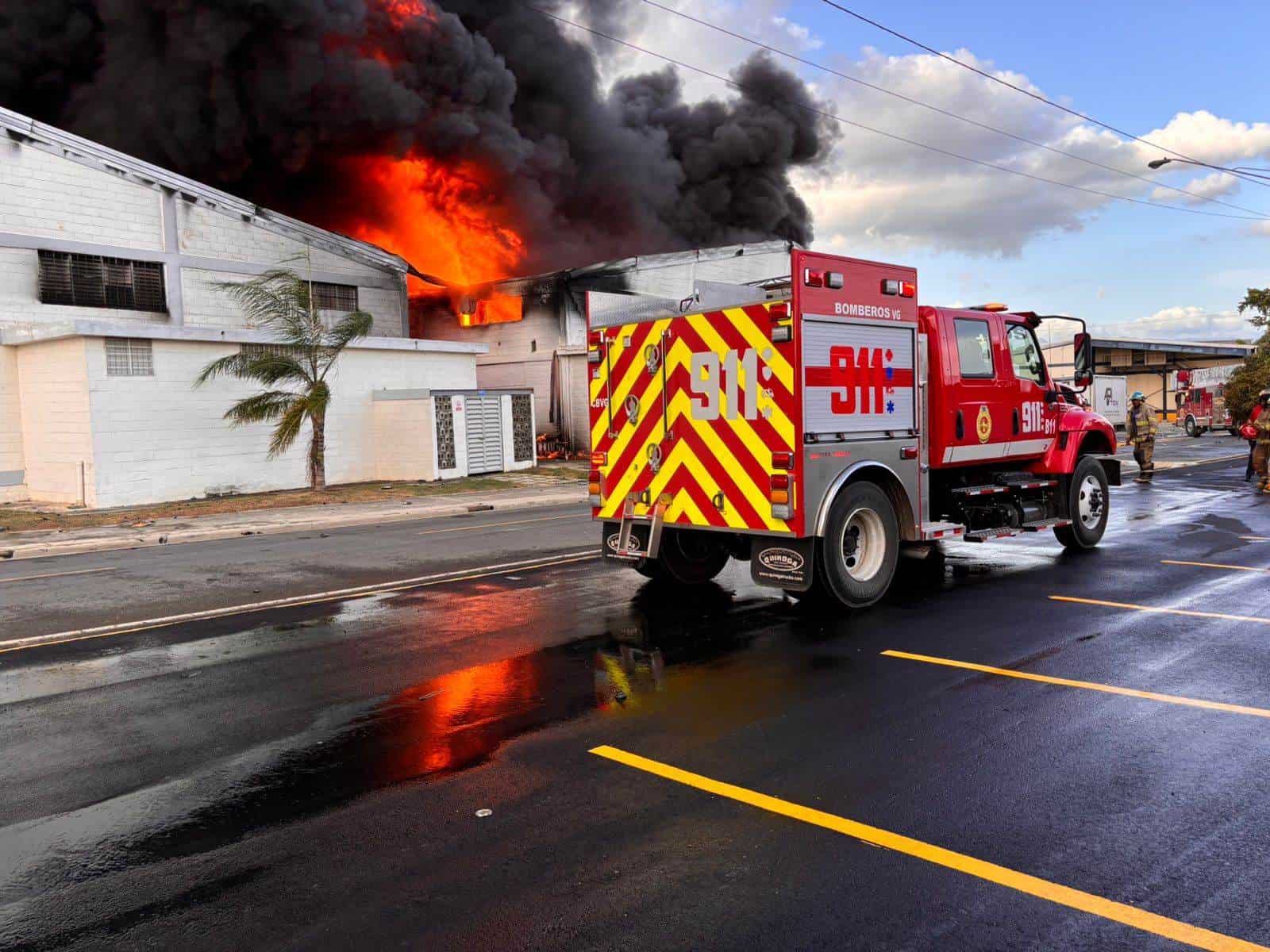Incendio en zona franca de Santiago.