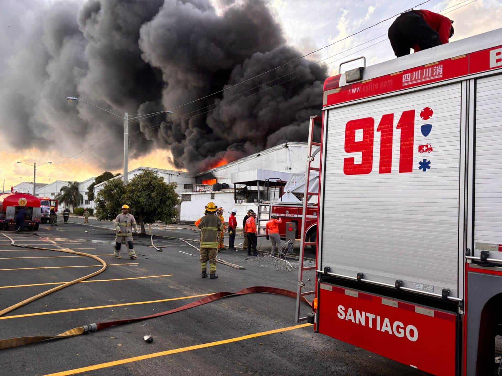 Incendio en zona franca de Santiago.