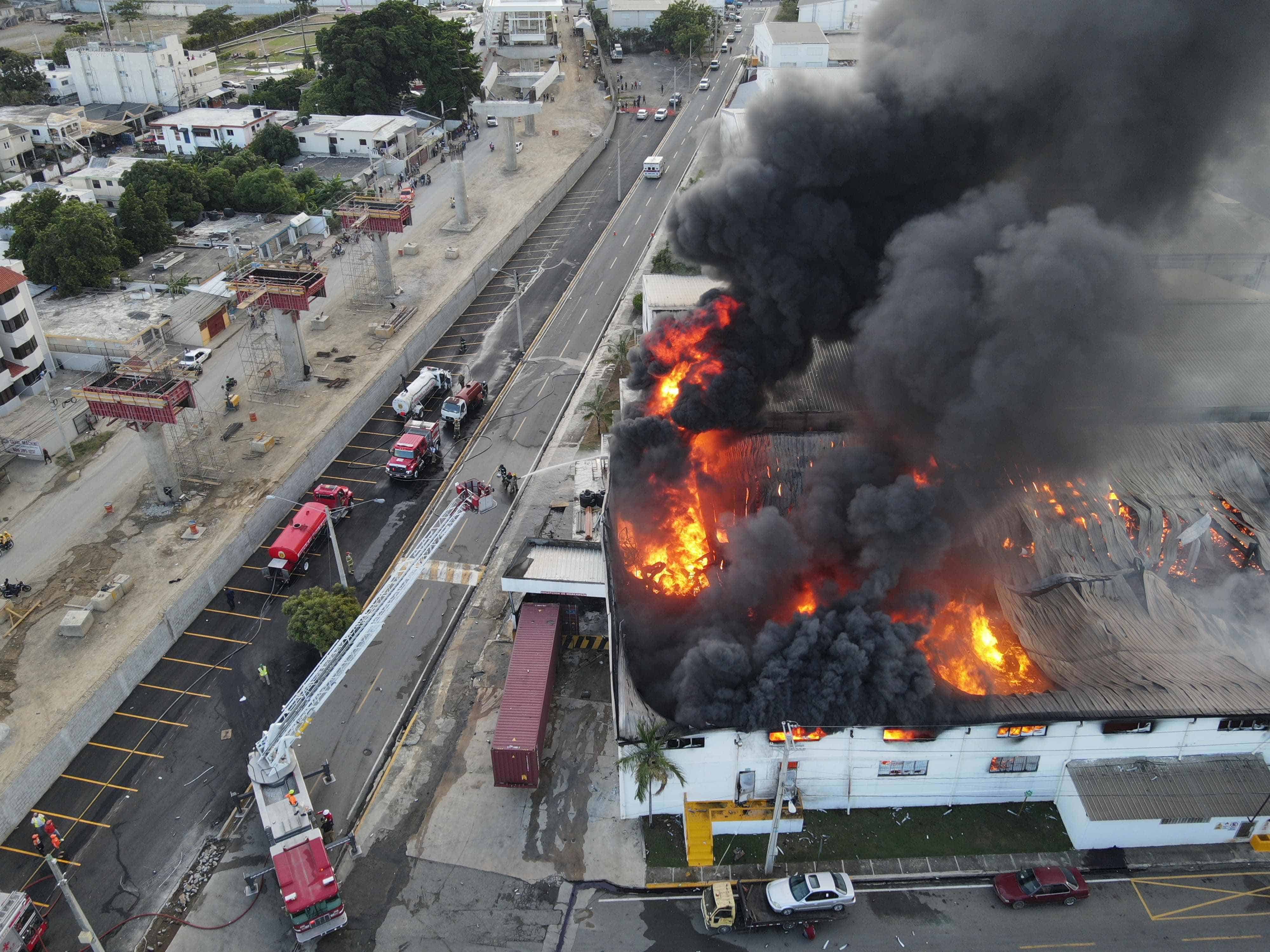 Incendio en zona franca de Santiago.