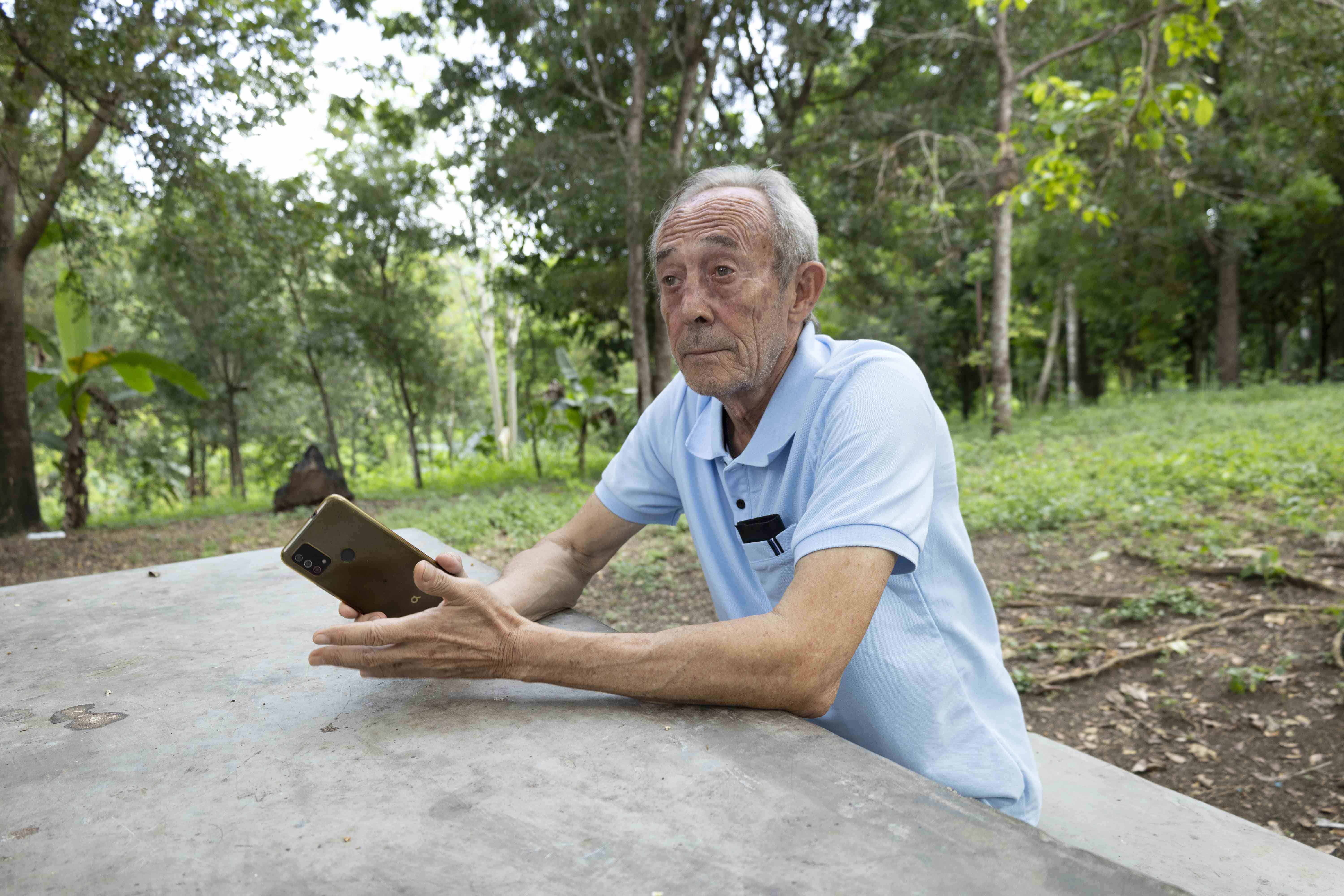 Un residente en Los Jardines del Norte.