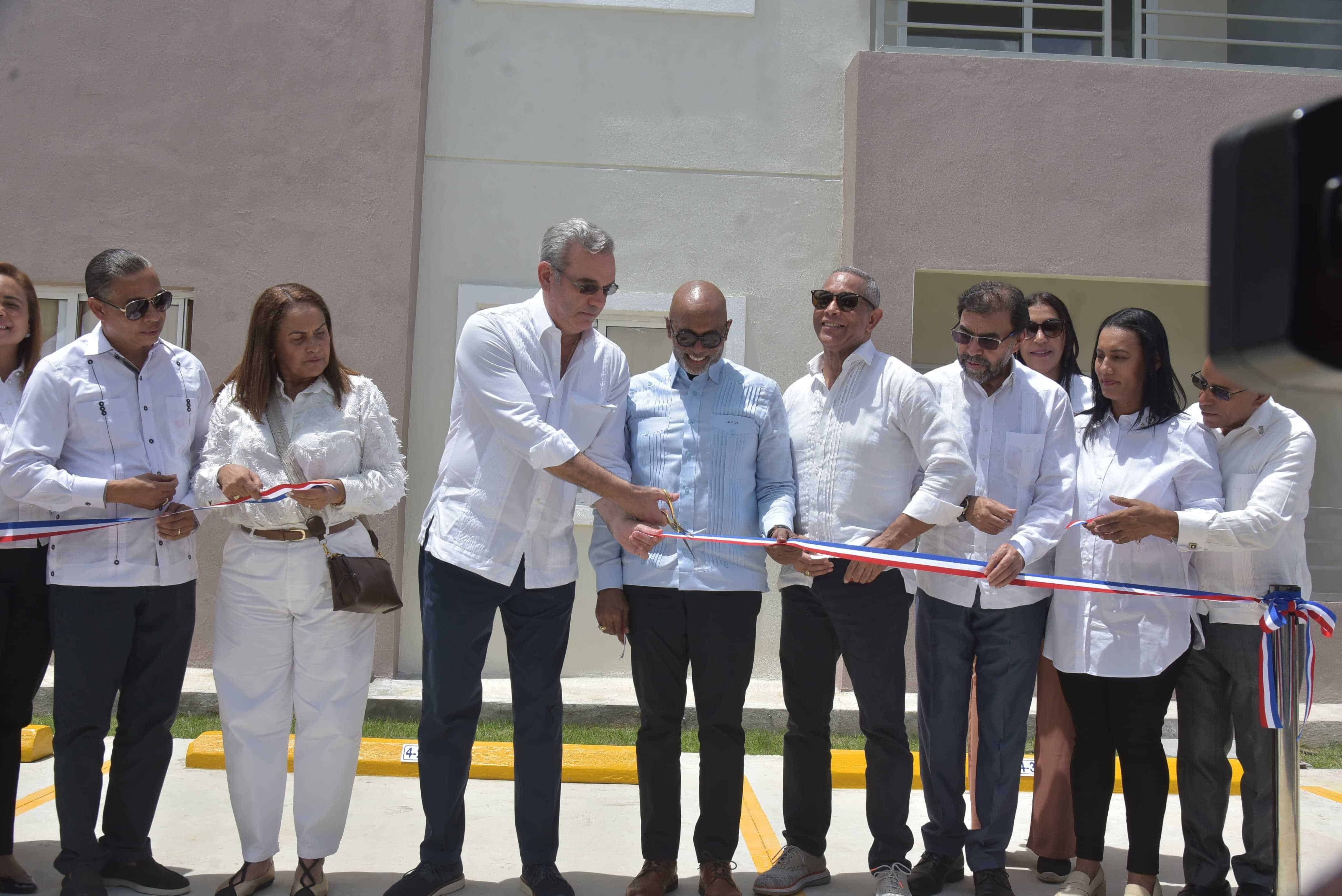 Luis Abinader entrega primera etapa del proyecto hanitacional Santa Ana, en San Francisco de Macorís.