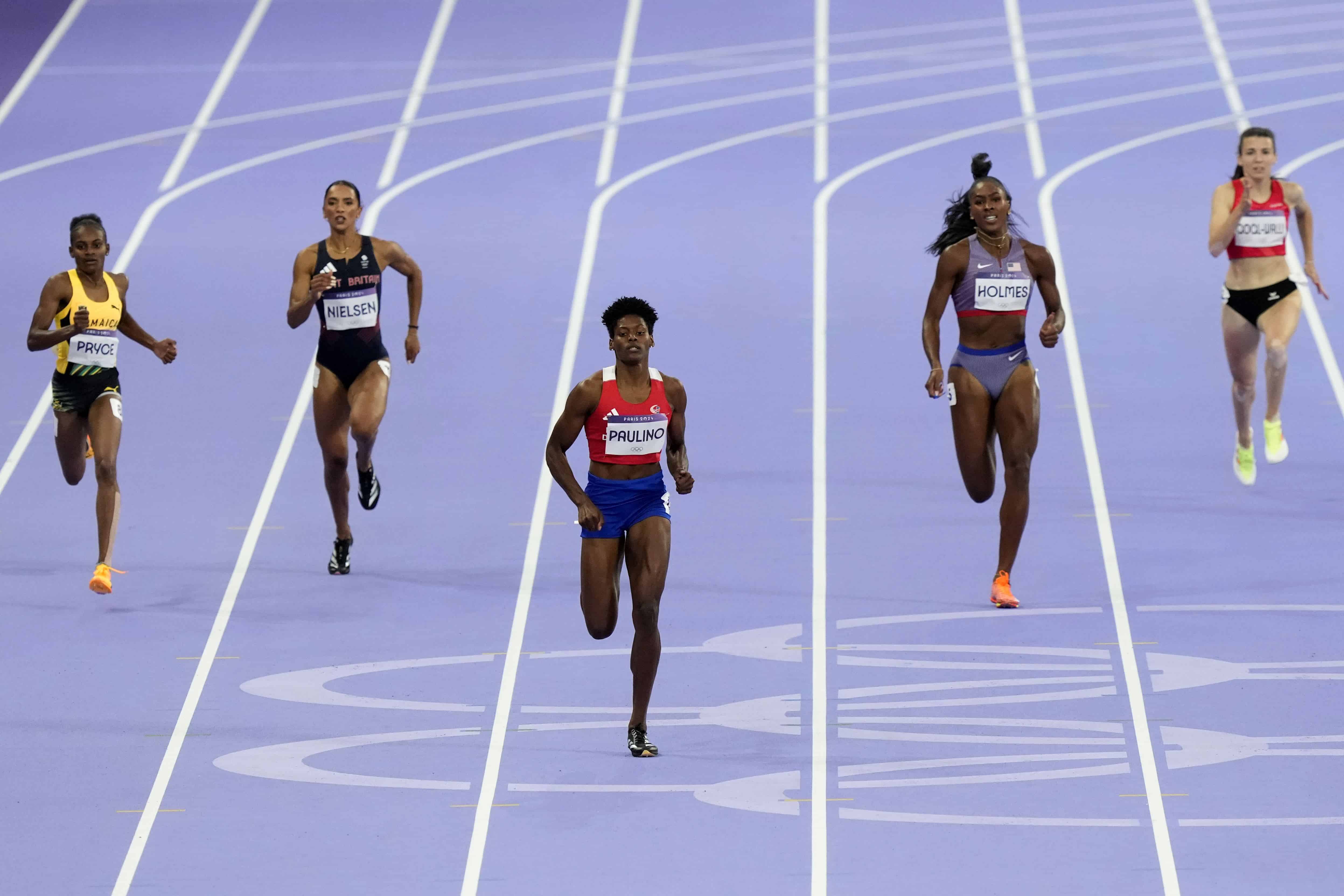 Marileidy Paulino, de República Dominicana, lidera el campo para ganar su semifinal femenina de 400 metros en los Juegos Olímpicos de Verano de 2024, el miércoles 7 de agosto de 2024, en Saint-Denis, Francia.