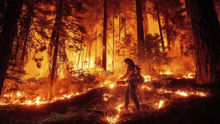 Un enorme incendio sigue avanzando en California debido al clima seco y cálido