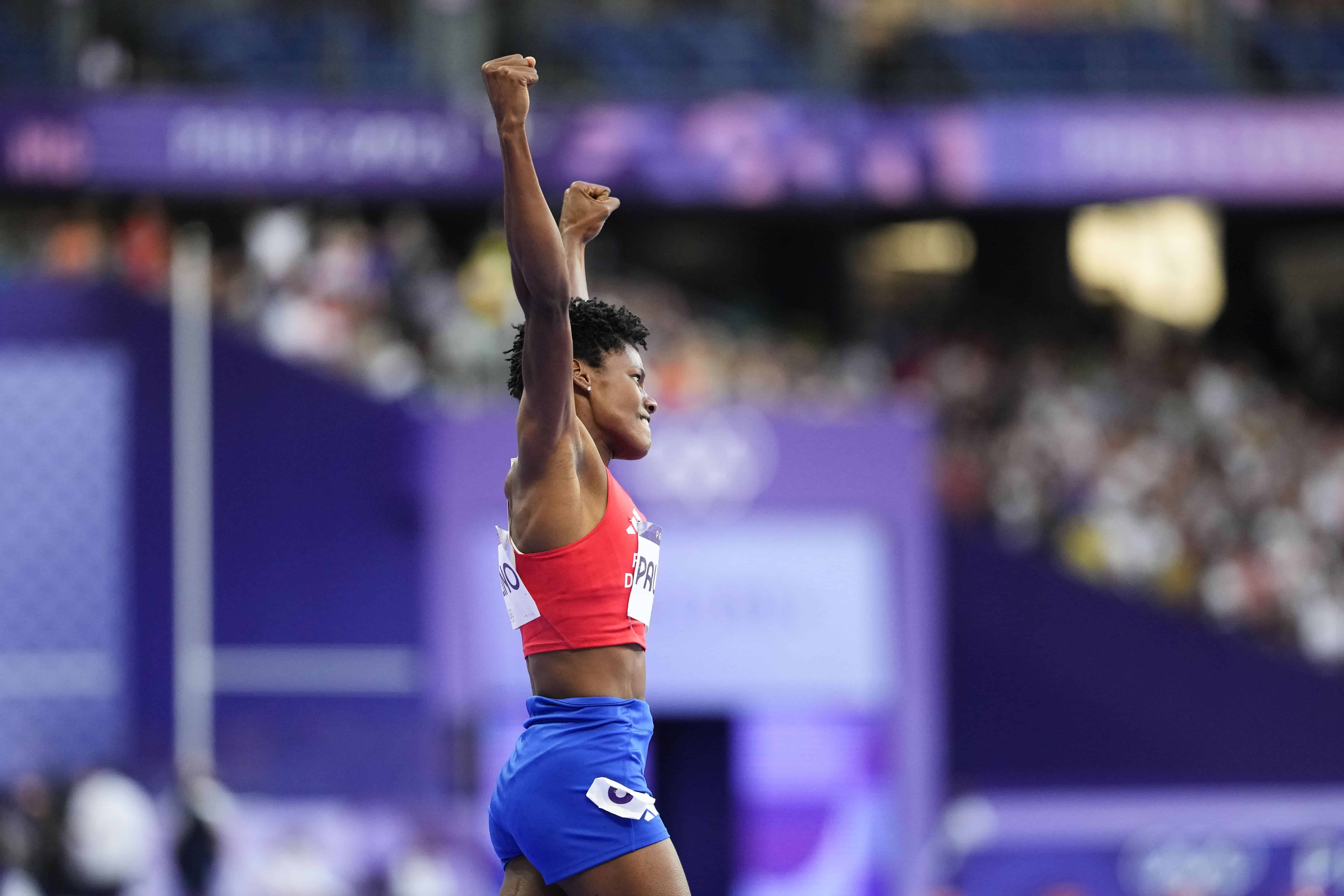 Marileidy Paulino celebra después de ganar la final femenina de 400 metros en los Juegos Olímpicos de Verano de 2024, el viernes 9 de agosto de 2024, en Saint-Denis, Francia.