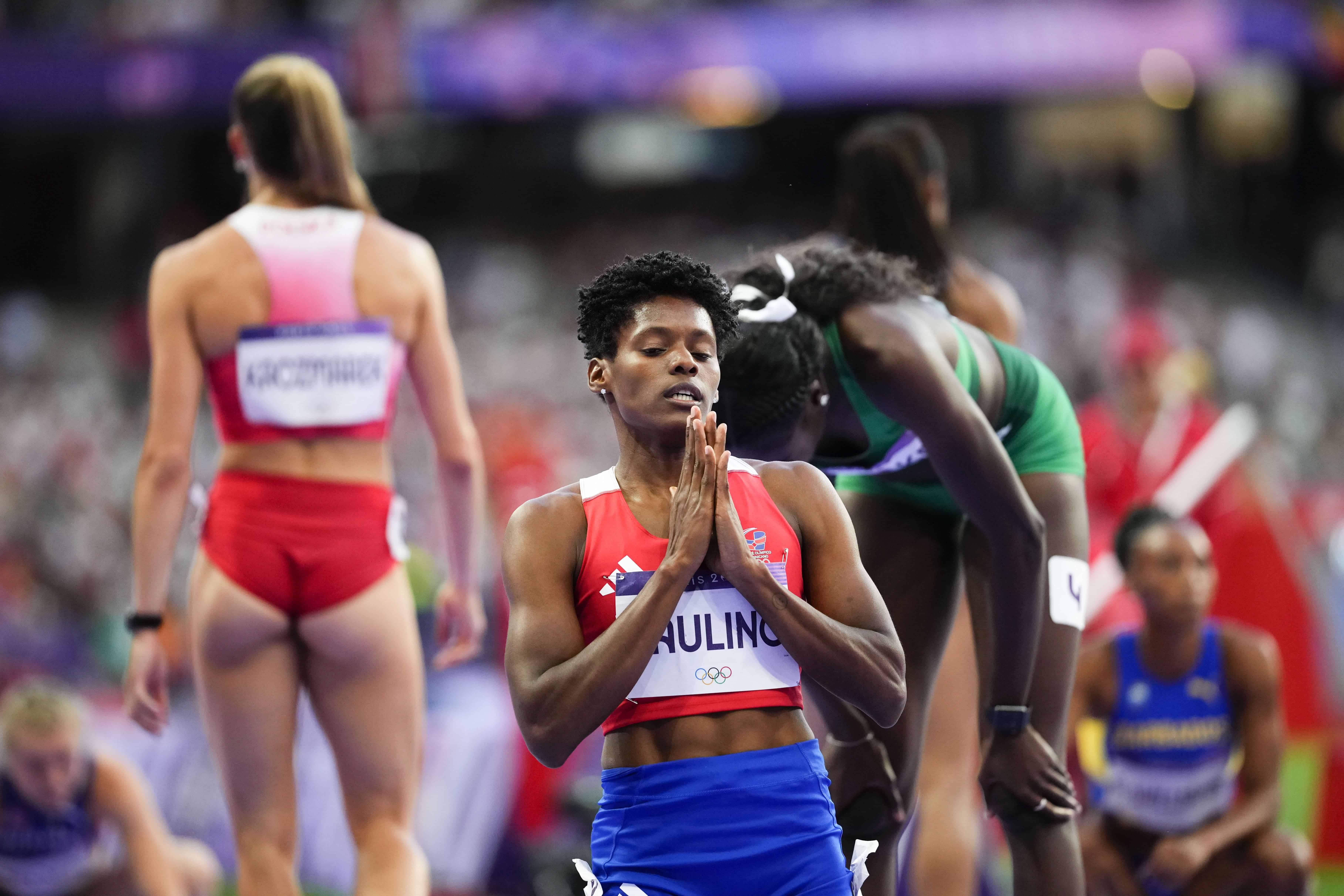 ¡Con Dios por delante! Marileidy Paulino, de República Dominicana, celebra después de ganar la final femenina de 400 metros en los Juegos Olímpicos de Verano de 2024, el viernes 9 de agosto de 2024, en Saint-Denis, Francia.