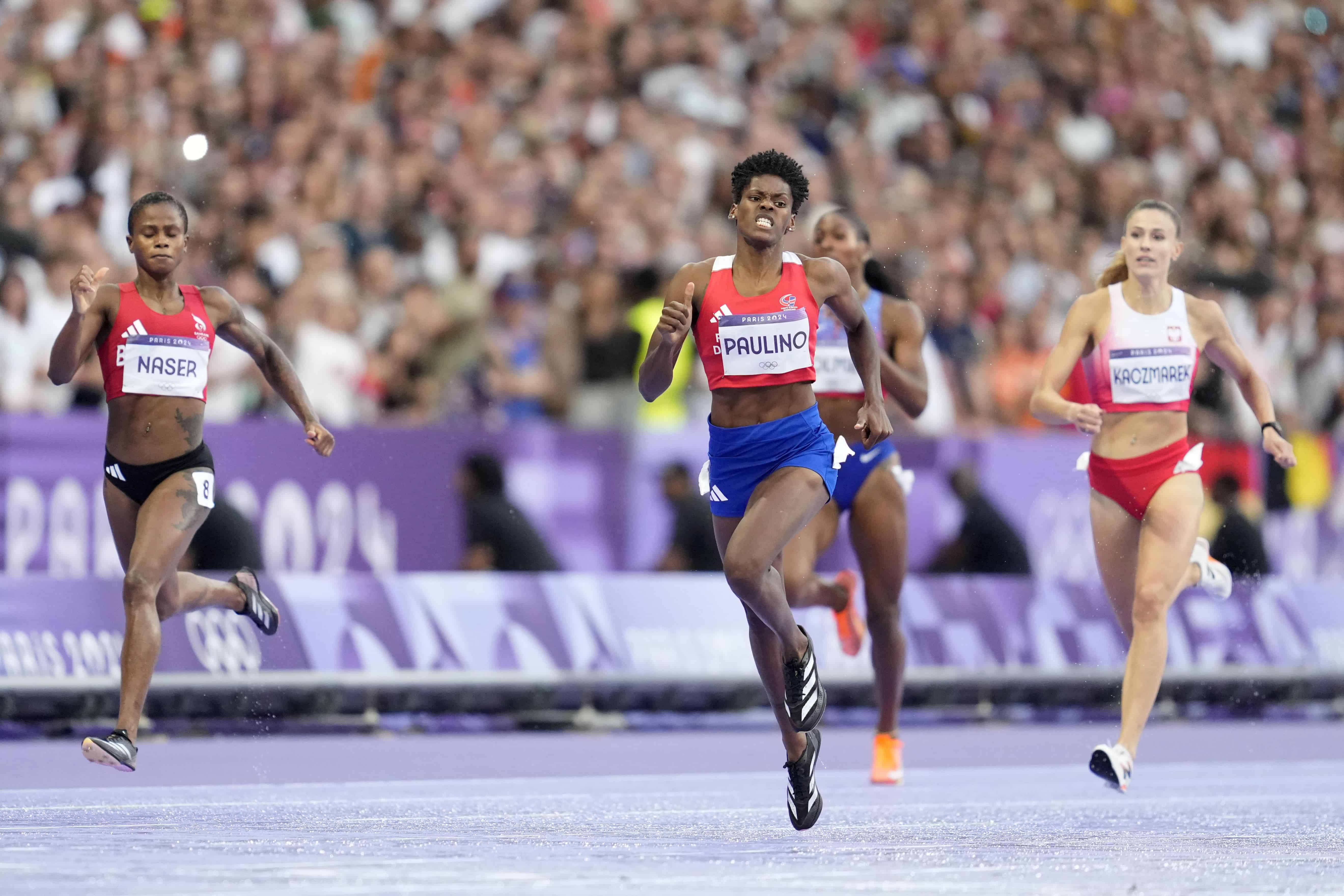 Marileidy Paulino cruza la línea de meta delante de la medallista de plata Salwa Eid Naser, de Bahrein, y la medallista de bronce Natalia Kaczmarek, de Polonia, para ganar la final femenina de 400 metros en los Juegos Olímpicos de verano de 2024, el viernes 9 de agosto. de 2024, en Saint-Denis, Francia.