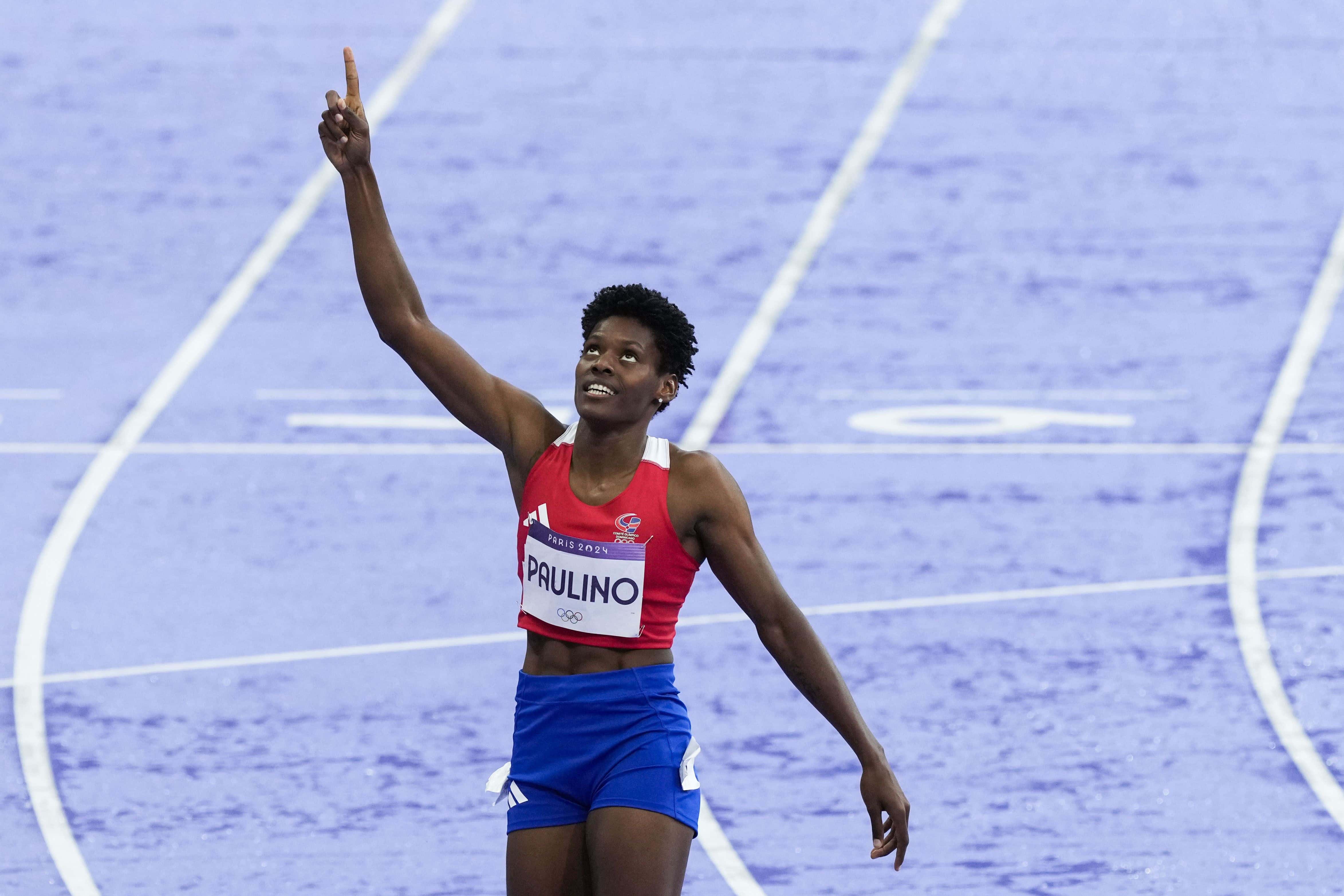 Marileidy Paulino eleva su mano al cielo después de ganar la final femenina de 400 metros en los Juegos Olímpicos de Verano de 2024, el viernes 9 de agosto de 2024, en Saint-Denis, Francia.