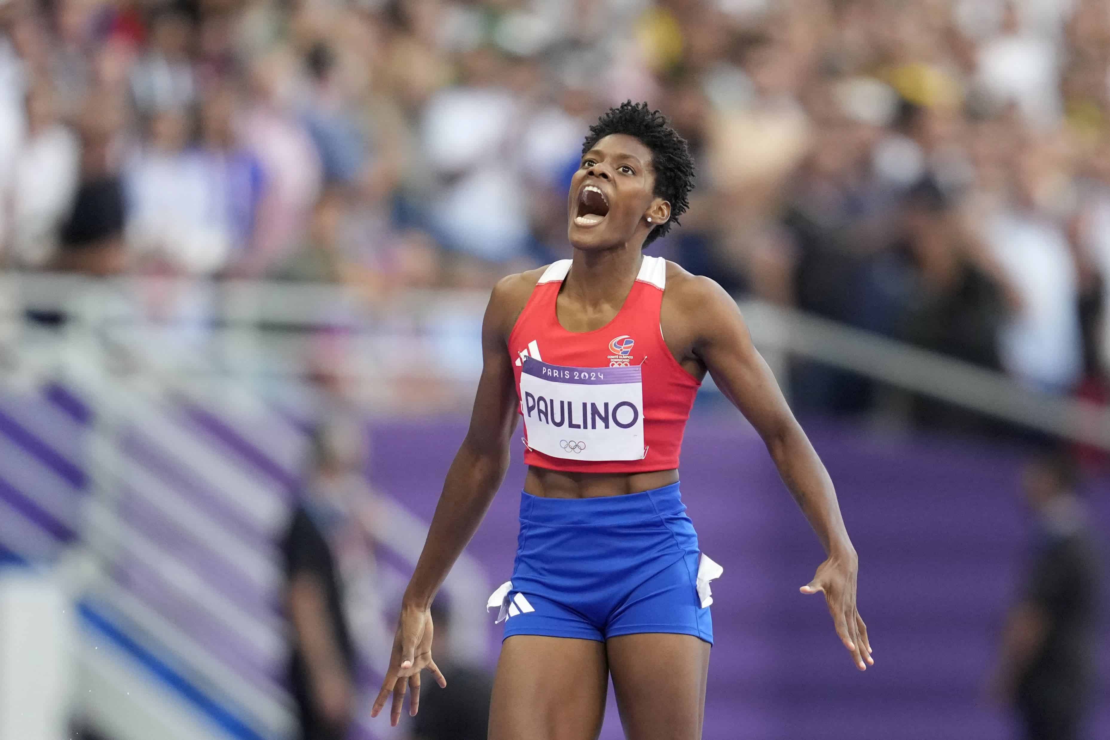 Marileidy Paulino, derecha, de República Dominicana, celebra después de ganar la final femenina de 400 metros en los Juegos Olímpicos de Verano de 2024, el viernes 9 de agosto de 2024, en Saint-Denis, Francia.