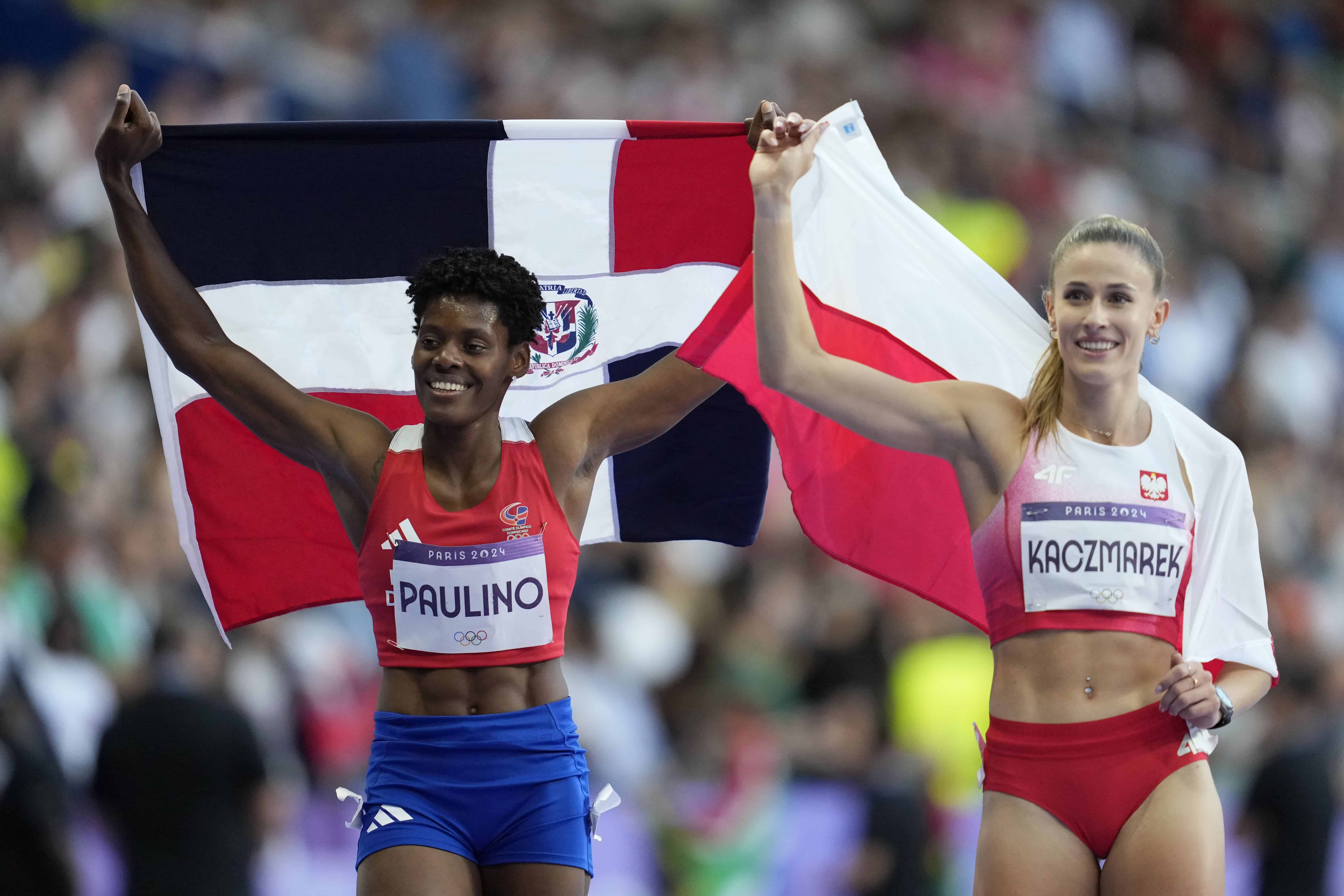 La medallista de oro Marileidy Paulino, de República Dominicana, y la medallista de bronce Natalia Kaczmarek, de Polonia, celebran después de la final femenina de 400 metros en los Juegos Olímpicos de verano de 2024, el viernes 9 de agosto de 2024, en Saint-Denis, Francia.