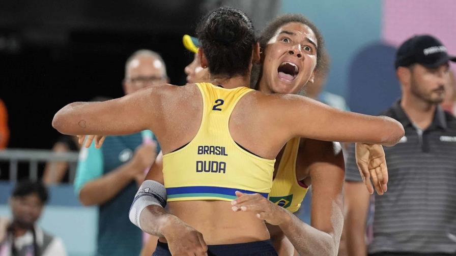 Brasileñas vencen a canadienses en tenso partido por el oro de voleibol de playa