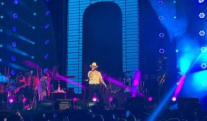 Carin León "calma el desamor" en su concierto en el Estadio Quisqueya