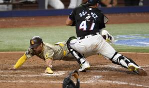 Doble de 2 carreras de Manny Machado en la 10ma ayudan a Padres a remontar ante Marlins