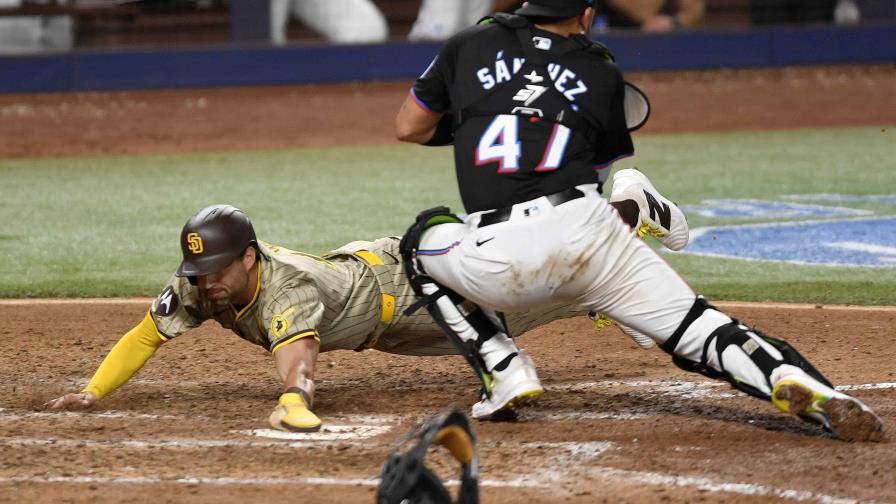 Doble de 2 carreras de Manny Machado en la 10ma ayudan a Padres a remontar ante Marlins