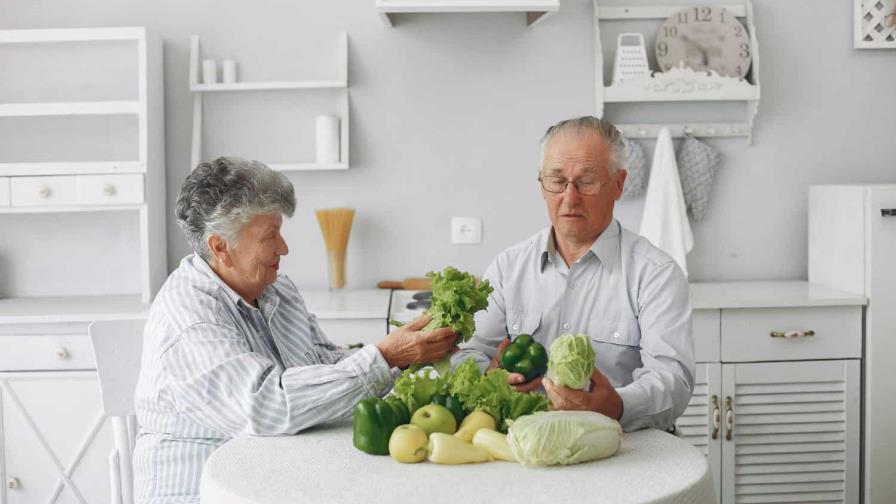 ¿Cuáles son los cuidados nutricionales que requiere un adulto mayor?