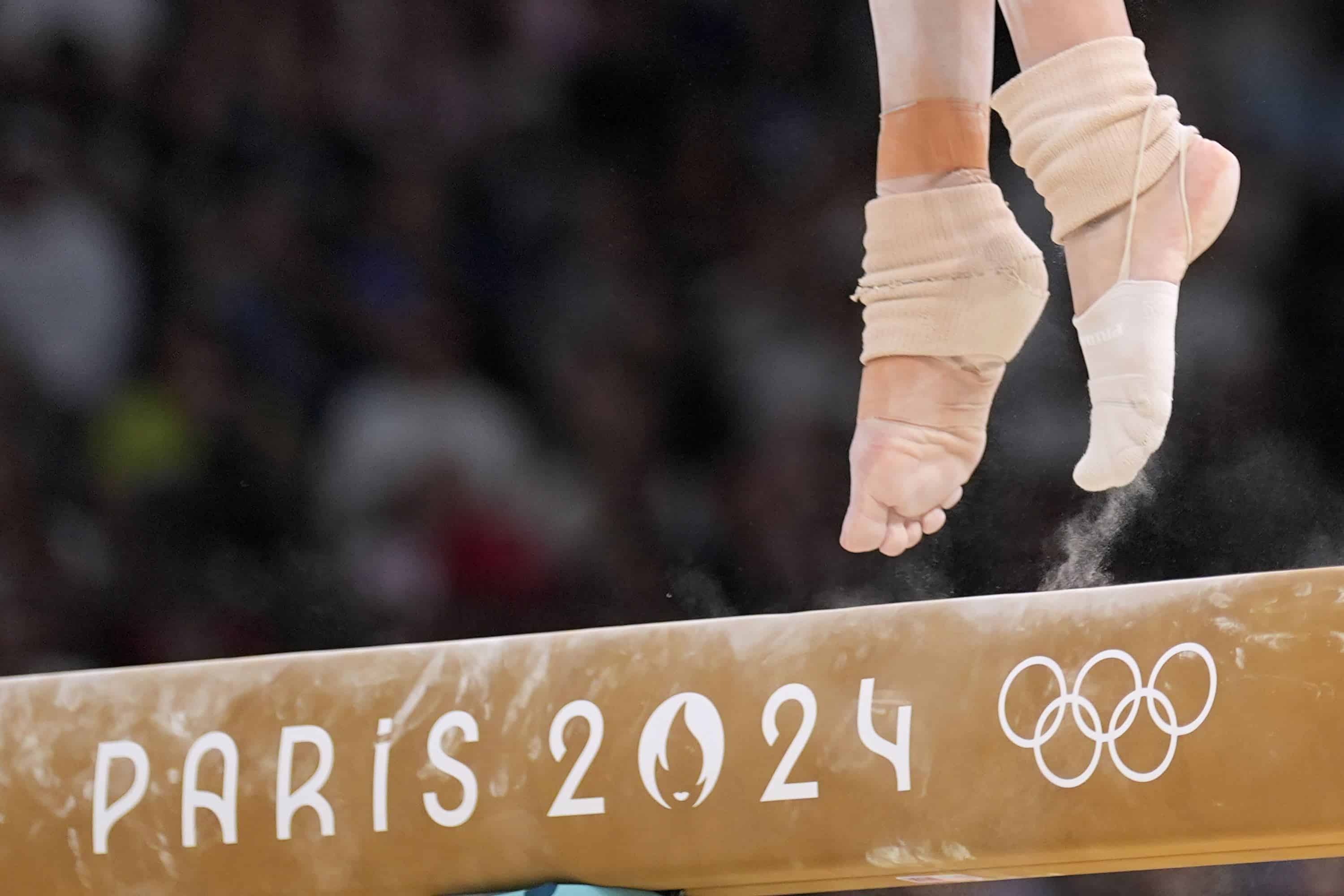 Georgia-Mae Fenton, de Gran Bretaña, compite en la barra de equilibrio durante una ronda de clasificación de gimnasia artística femenina en los Juegos Olímpicos de Verano de 2024, el domingo 28 de julio de 2024, en París, Francia.