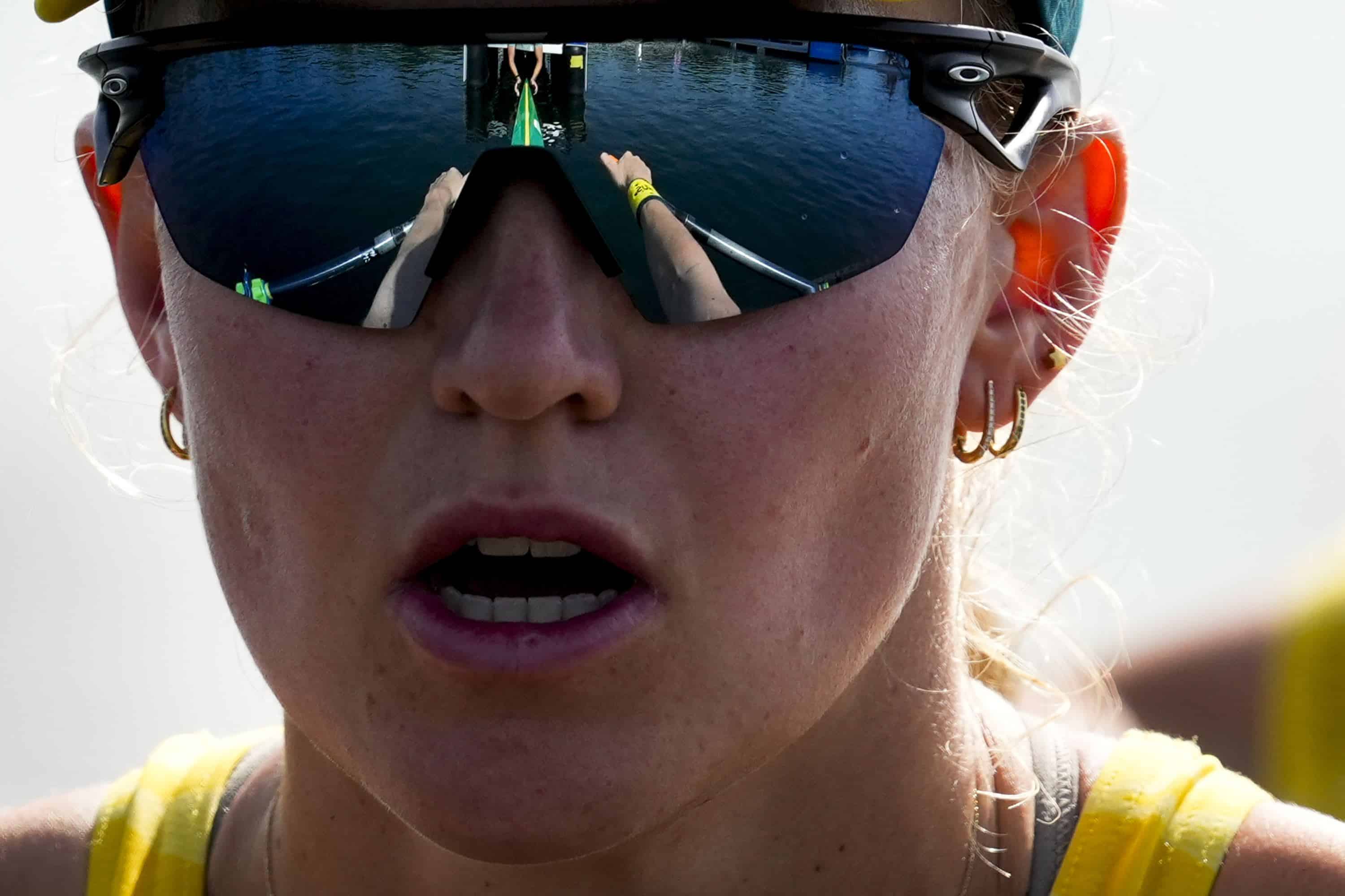 Harriet Hudson de Australia compite en la semifinal de remo de doble scull femenino con su compañera Amanda Bateman (no en la foto) en los Juegos Olímpicos de Verano de 2024, el martes 30 de julio de 2024, en Vaires-sur-Marne, Francia.