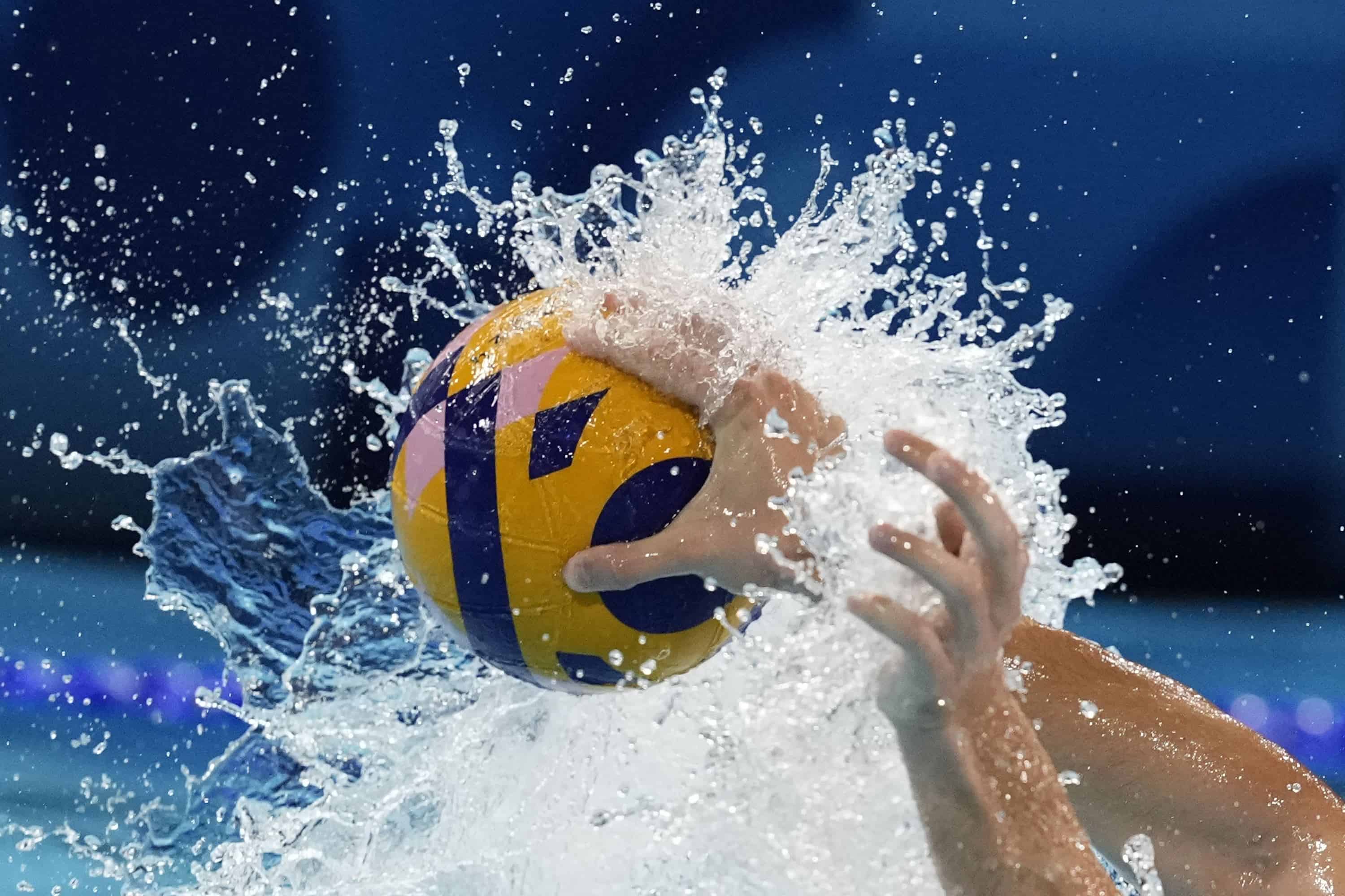 Nikola Jaksic de Serbia y Taiyo Watanabe de Japón luchan por el balón durante el partido preliminar masculino del Grupo B de waterpolo entre Serbia y Japón en los Juegos Olímpicos de verano de 2024, el domingo 28 de julio de 2024, en Saint-Denis, Francia.