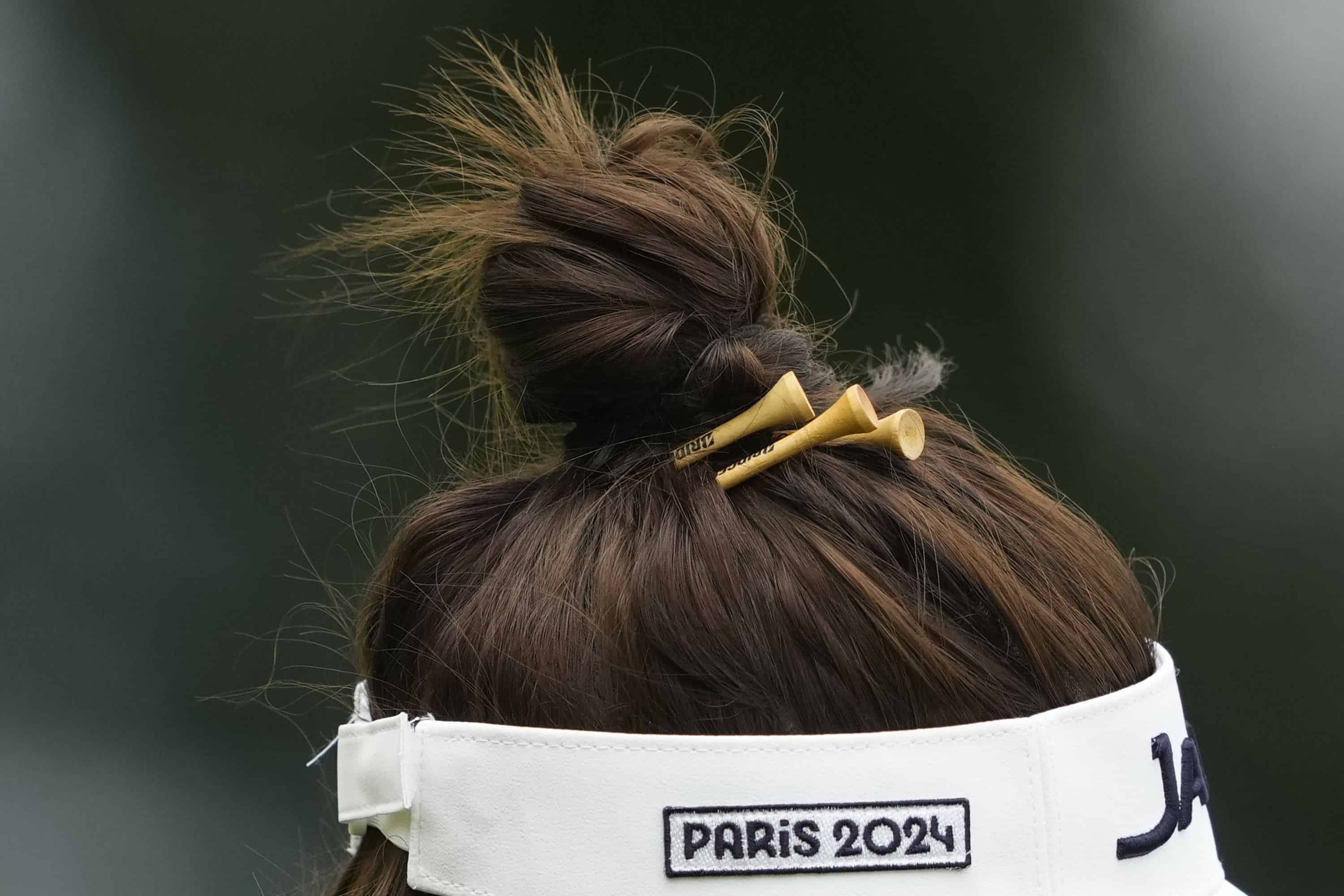 Miyu Yamashita, de Japón, tiene tees en el pelo mientras camina por el hoyo 13 durante la tercera ronda del evento de golf femenino en los Juegos Olímpicos de Verano de 2024, el viernes 9 de agosto de 2024, en Le Golf National, en Saint-Quentin. -en-Yvelines, Francia.