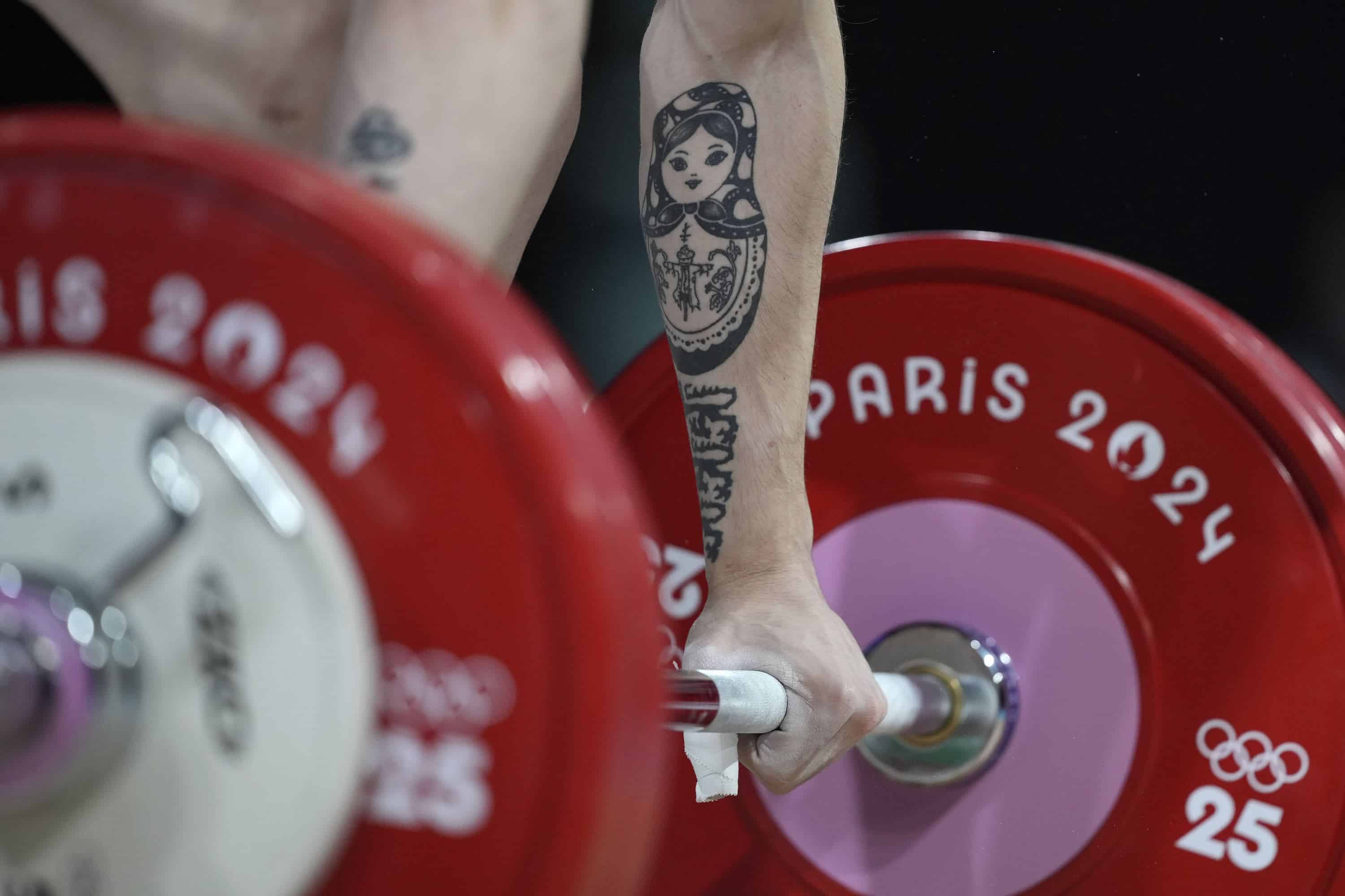 Ivan Petkov Dimov de Bulgaria compite durante el evento de levantamiento de pesas masculino de 61 kg en los Juegos Olímpicos de Verano de 2024, el miércoles 7 de agosto de 2024, en París, Francia.